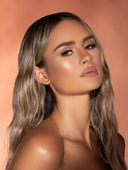 SHEGLAM Glow Bloom Tea Cake highlighter applicator enables precise luminosity.