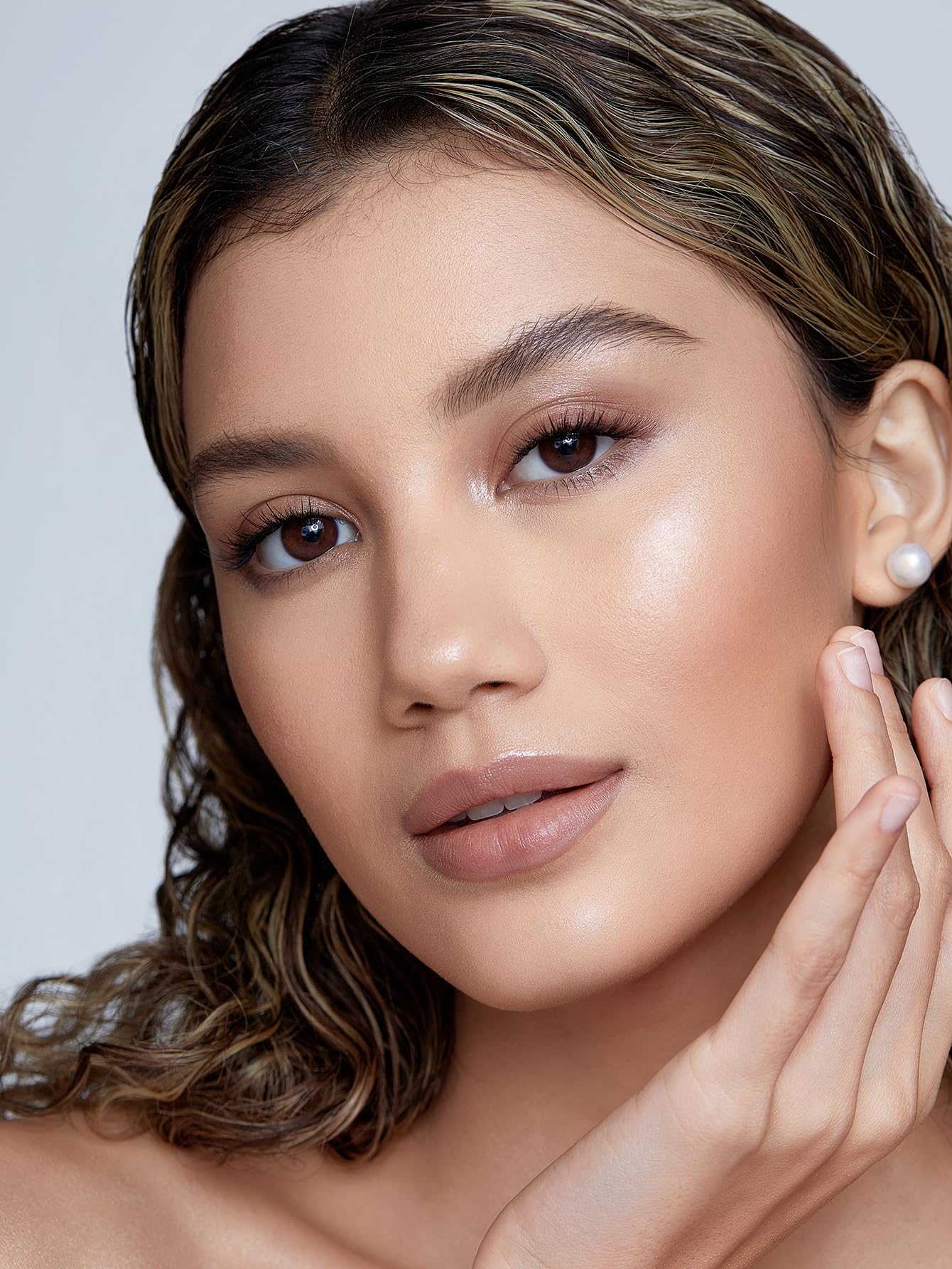 SHEGLAM iluminador stick Vanilla Frost para la nariz, realza el puente con luminosidad sutil.