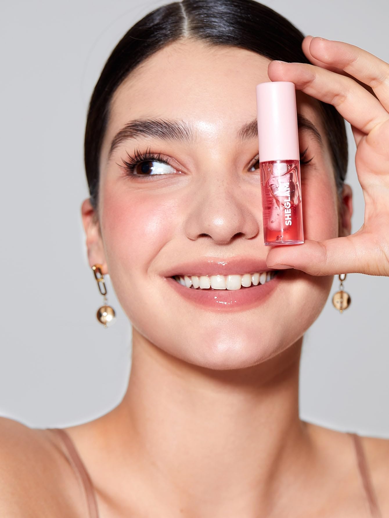 Acabado de alto brillo que realza los labios con SHEGLAM