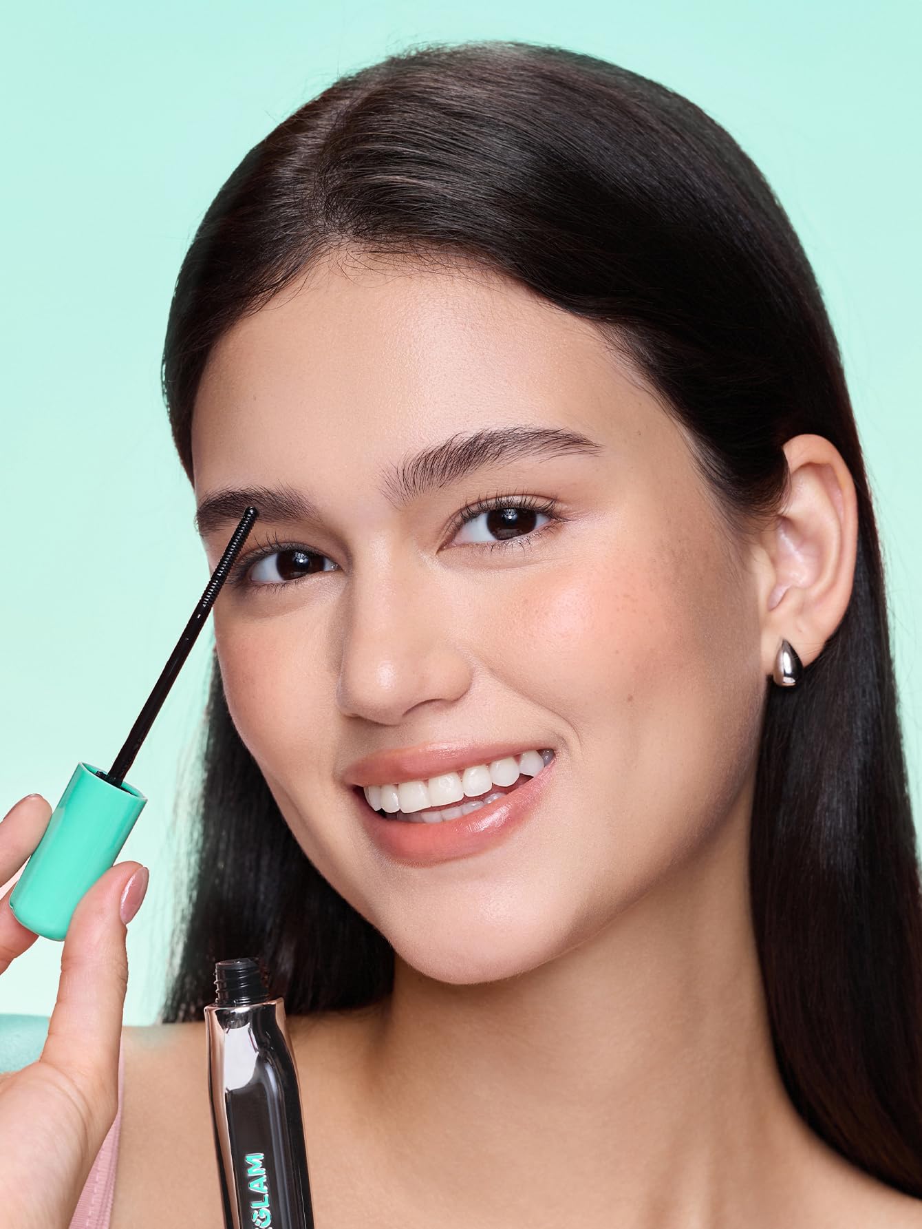 SHEGLAM infunde Peptilulash para nutrir pestañas durante la limpieza.