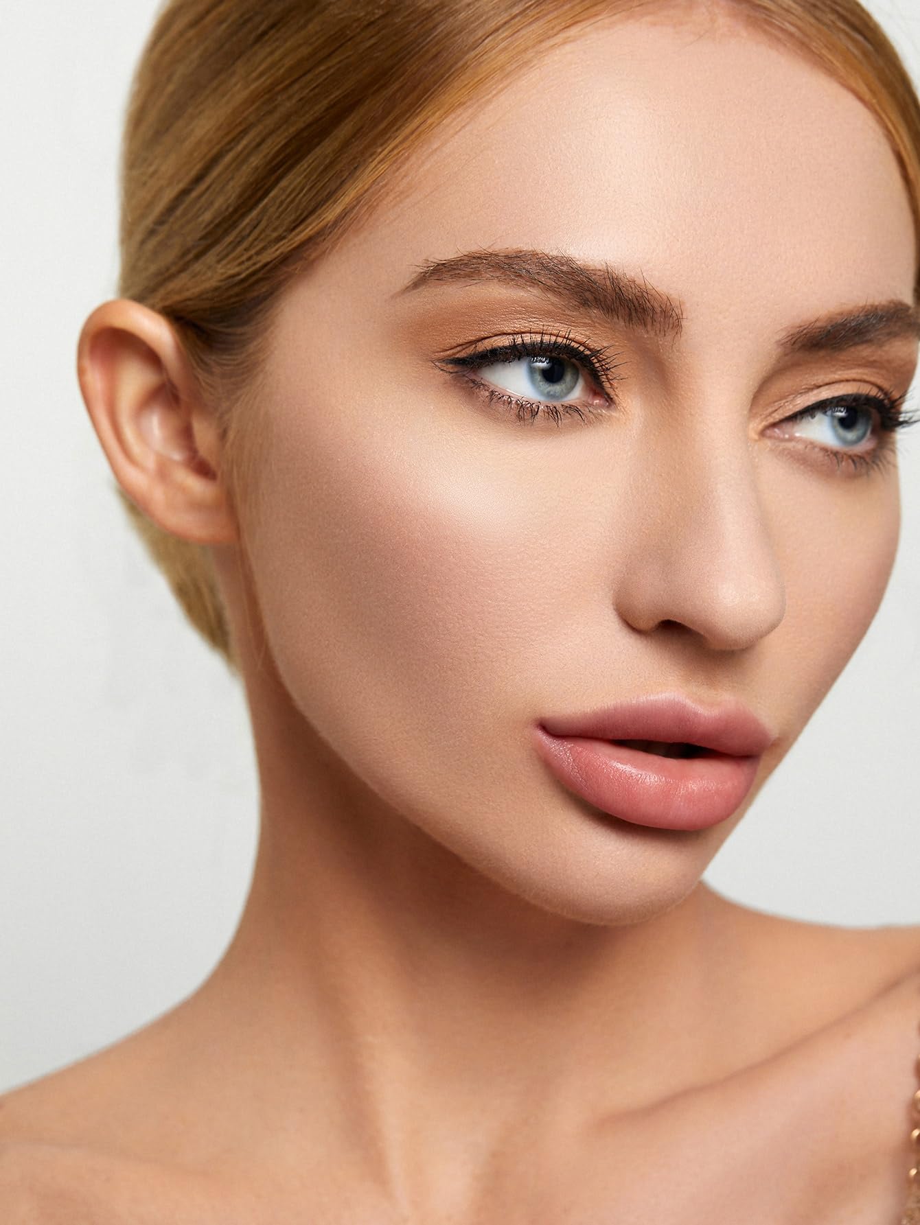 SHEGLAM Polvo Baked Glow aporta brillo sutil y luminosidad natural.