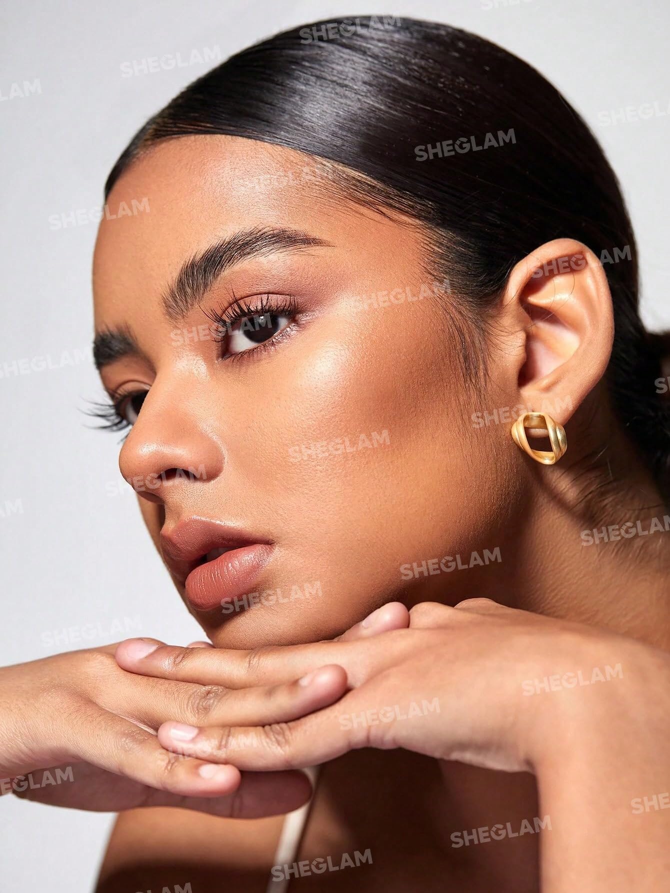 SHEGLAM Terracotta cheek contour illustrating precise lines and blendability
