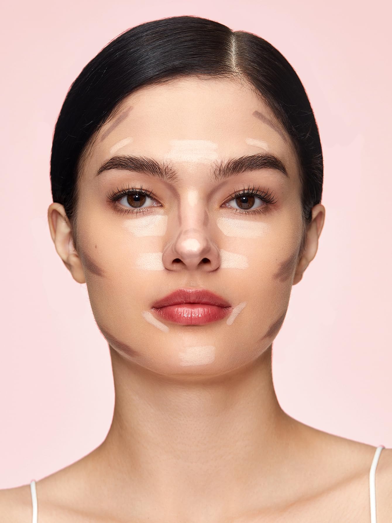 SHEGLAM textura cremosa facilita difuminar para acabado natural.