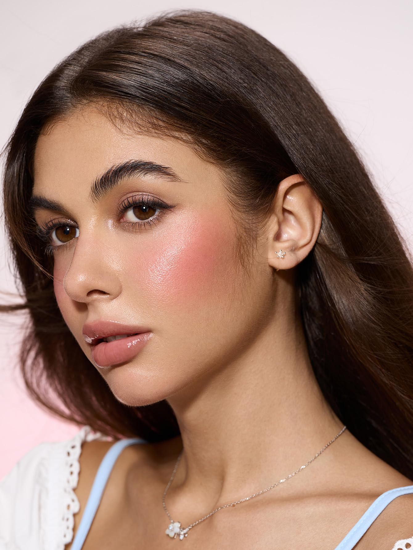 SHEGLAM tono natural que realza mejillas y labios sin esfuerzo.