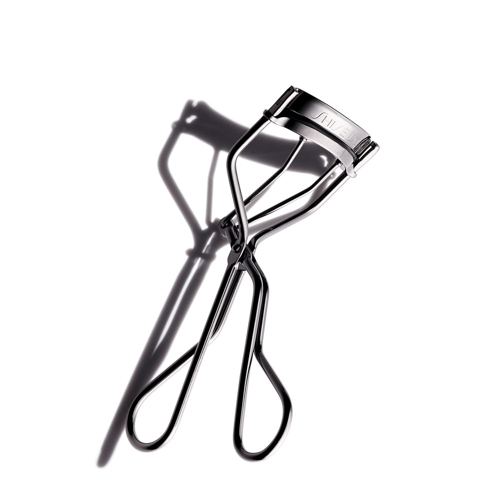 Shiseido Eyelash Curler base lash curve provides an even lift for a fuller look.