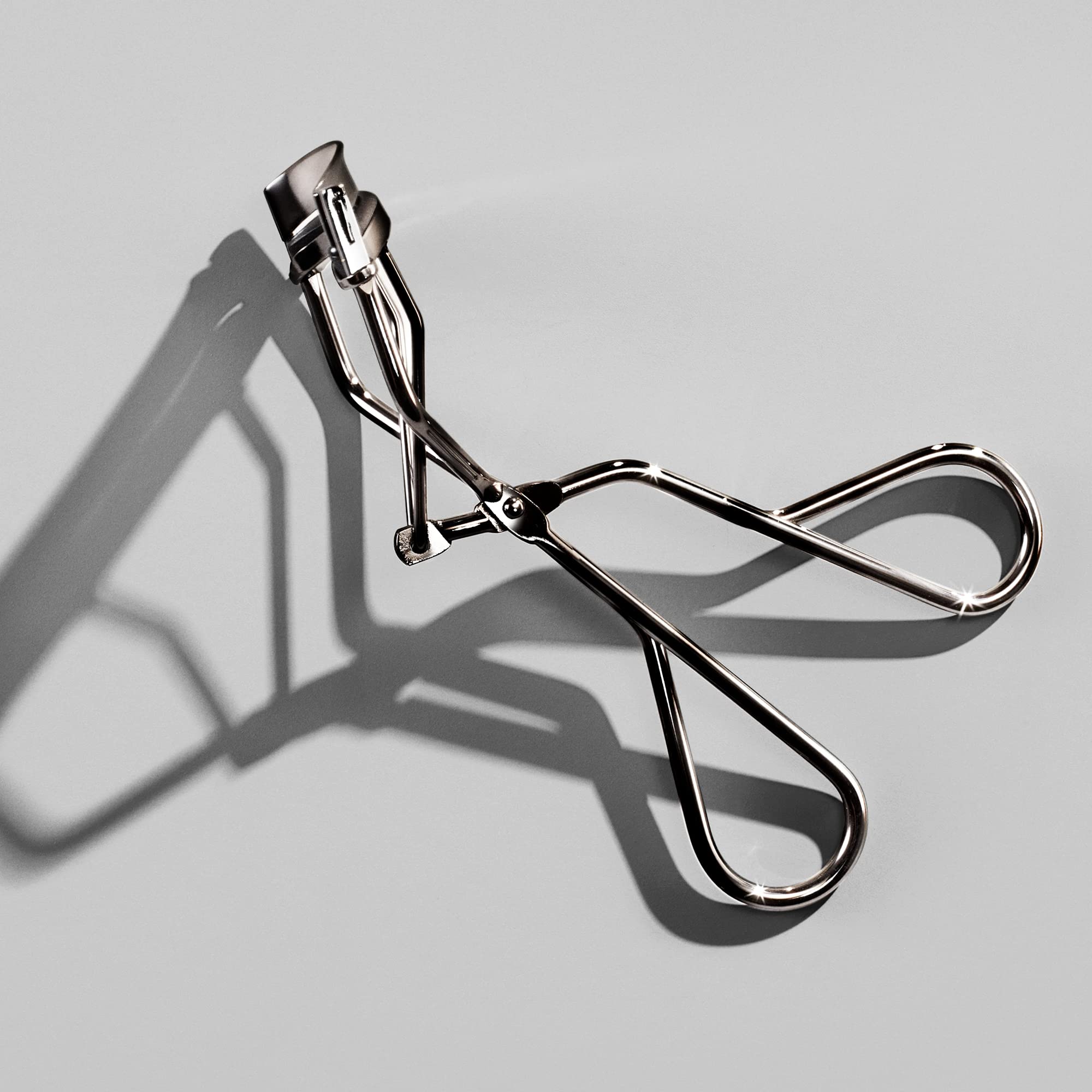 Shiseido Eyelash Curler close-up shows easy, controlled curling.