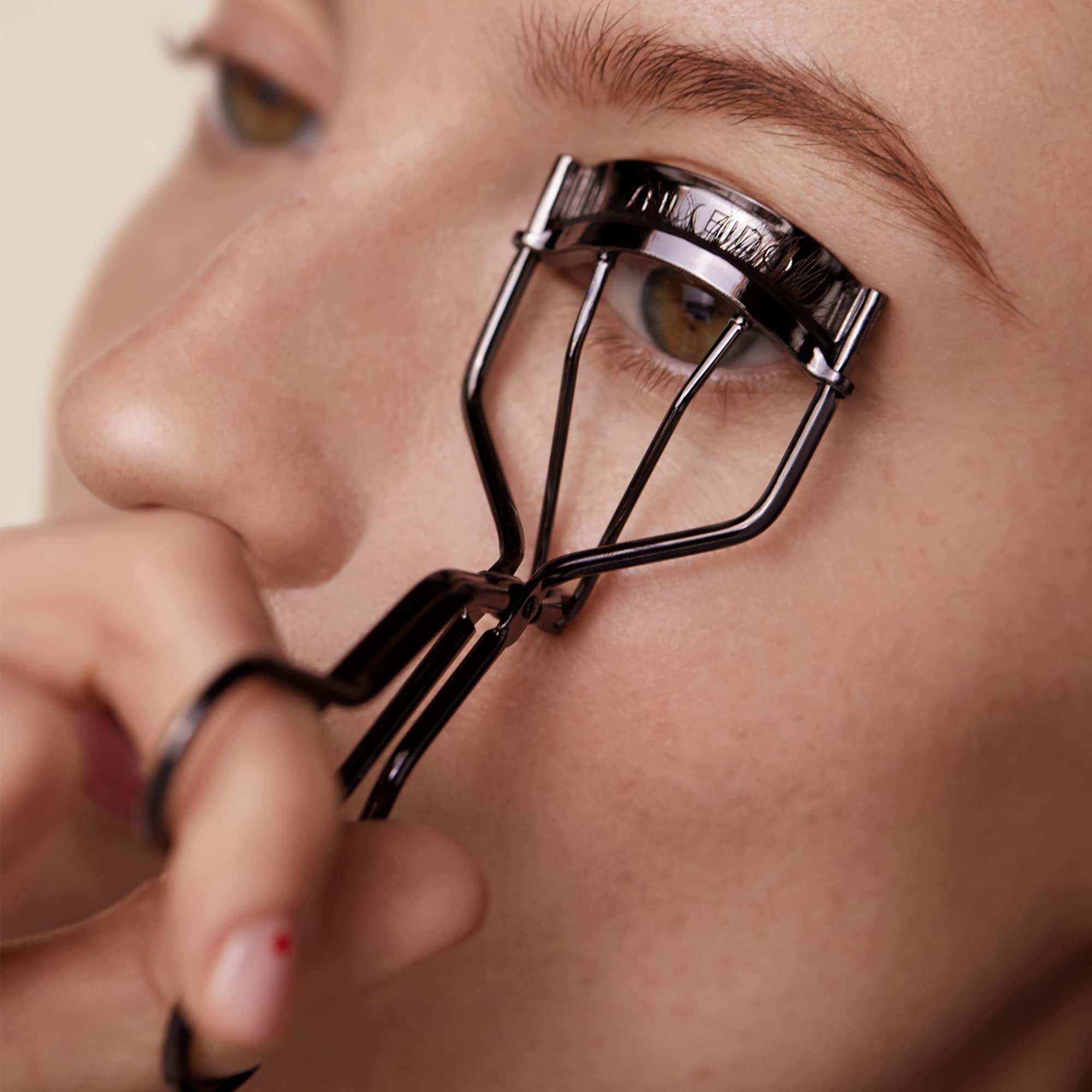 Shiseido Eyelash Curler ergonomic handle ensures comfortable, precise use.