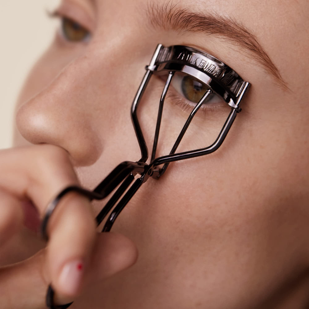 Shiseido Eyelash Curler ergonomic handle ensures comfortable, precise use.