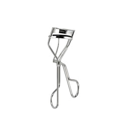 Shu Uemura Iconic Eyelash Curler shows root-to-tip curl for natural lift