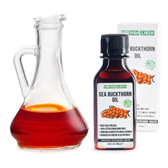Vertido del aceite de espino marítimo Siberian Green en un vaso para probar.