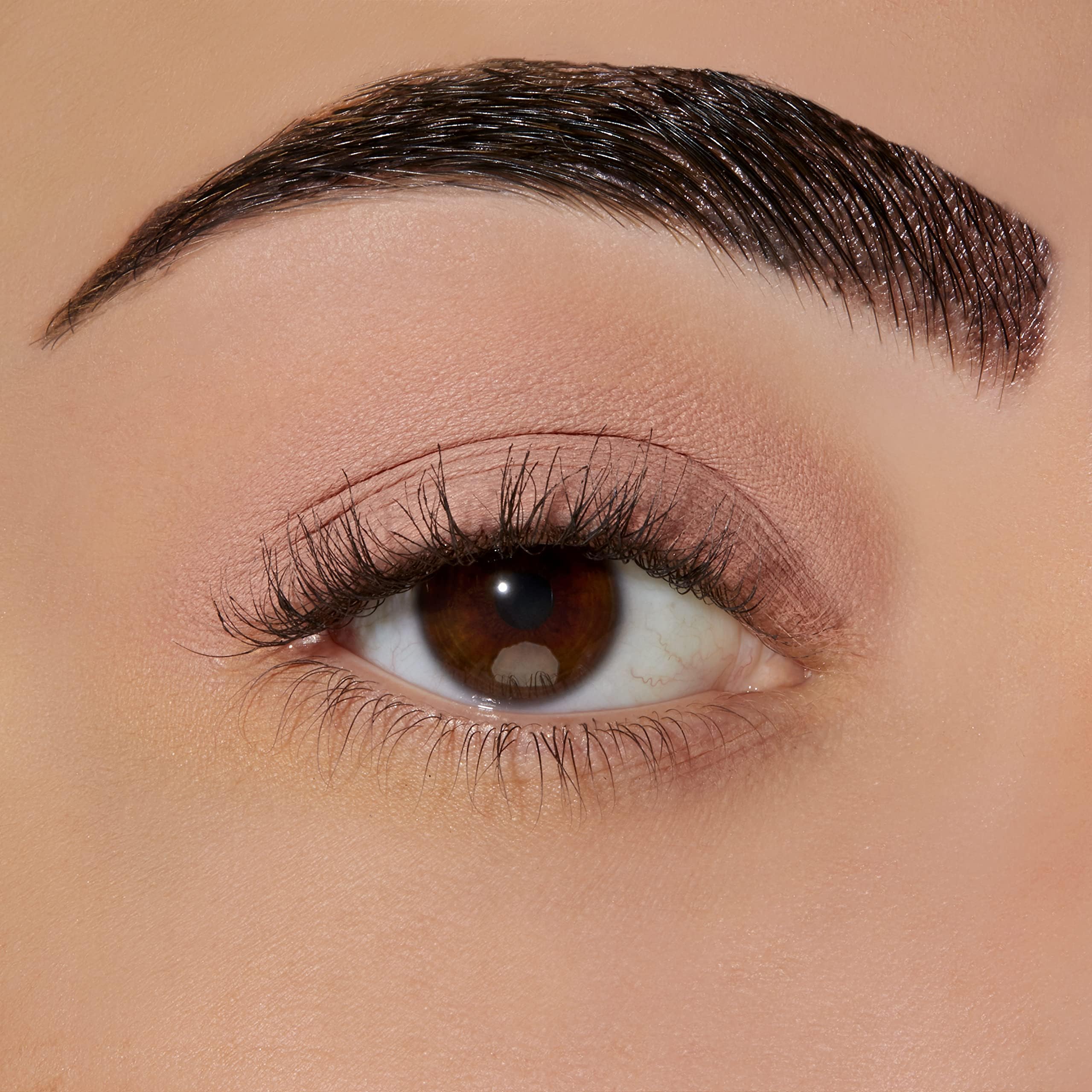 Sigma Beauty primer en acción: aplicación precisa en párpado