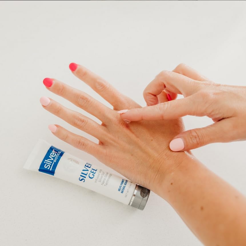 Gel SilverSol de SilverBiotics con textura sedosa para aplicación cómoda en la piel.