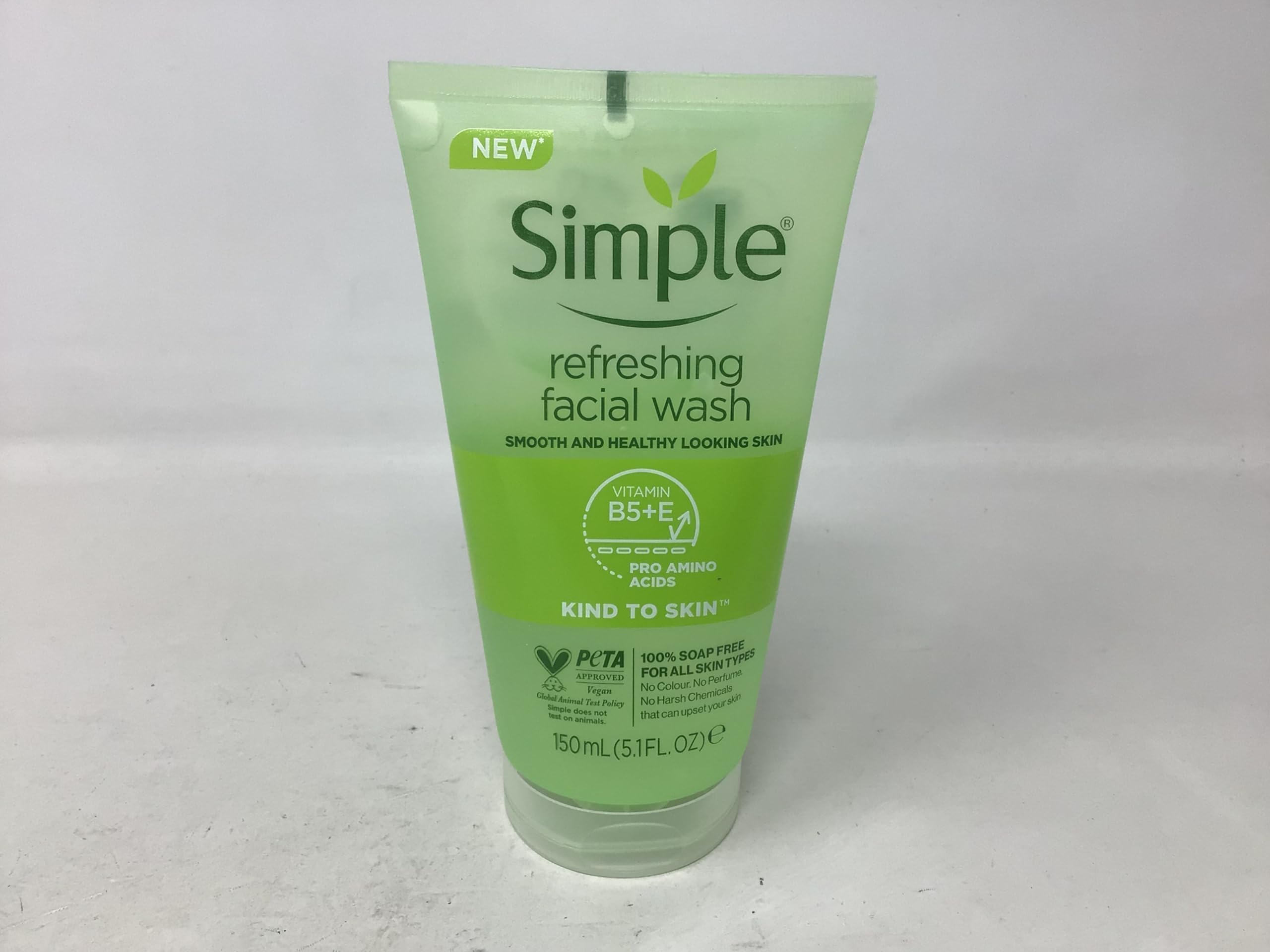 Simple gel sin jabón, textura gel suave para revelar piel limpia.