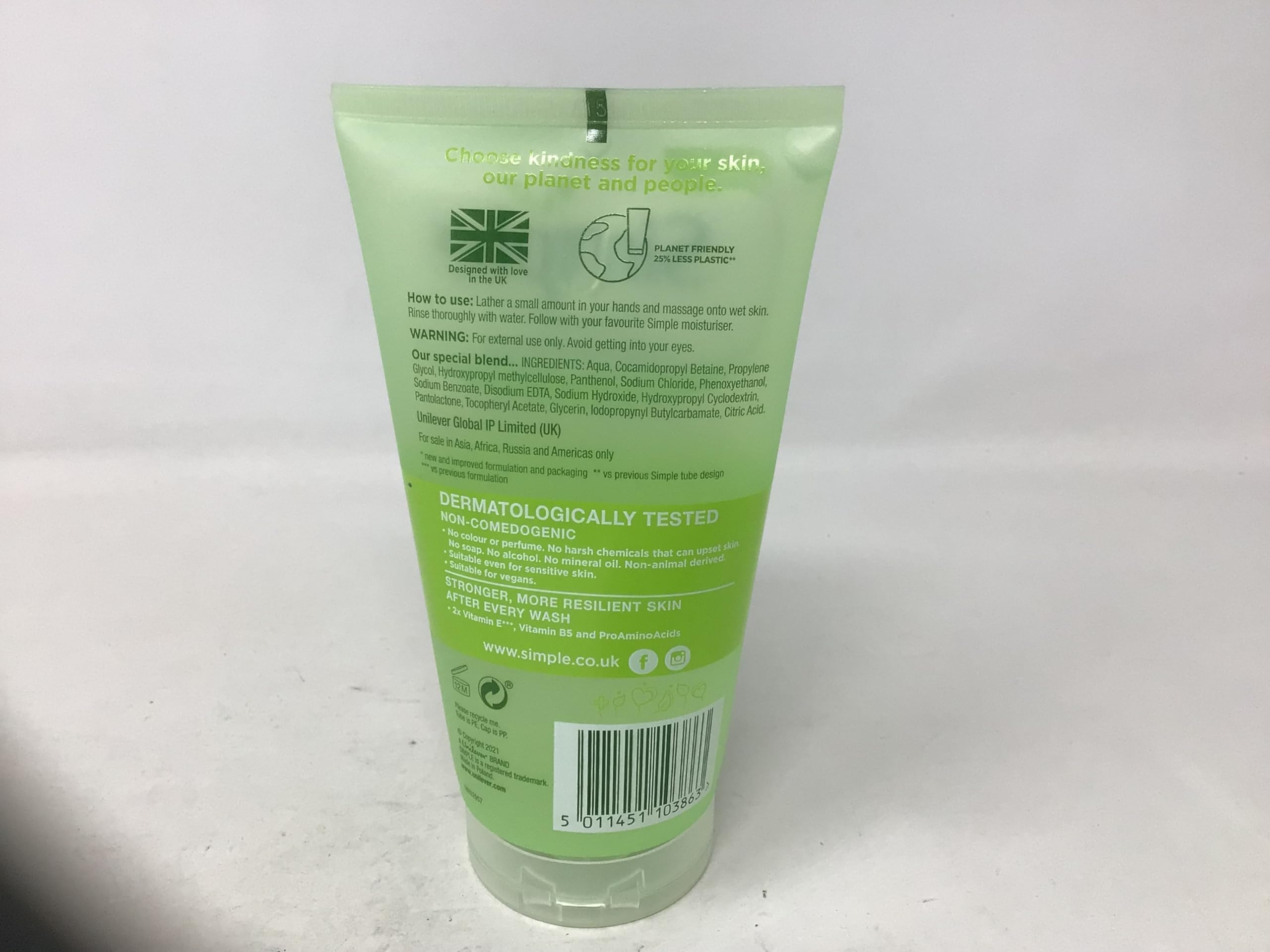 Simple limpiador facial, sensación fresca tras el lavado diario.