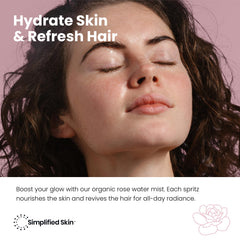 Spray de agua de rosas de Simplified Skin aplicado en la cara para sensación fresca.