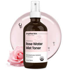 Spray de agua de rosas de Simplified Skin, botella en mano para hidratación suave.