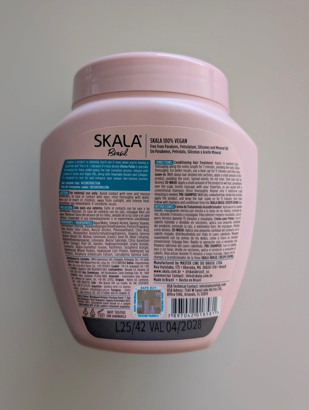 SKALA Brasil Divine Curls aplicación sin enjuague para un peinado suave.