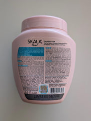 SKALA Brasil Divine Curls aplicación sin enjuague para un peinado suave.