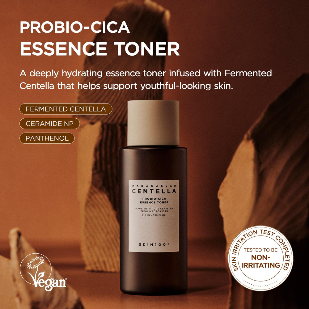Aplicación con algodón de SKIN1004 Probio-Cica Toner para absorción suave