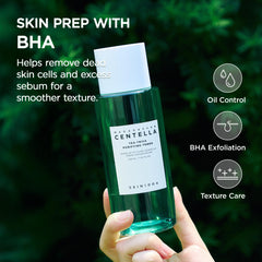 SKIN1004 Tea-Trica Purifying Toner, aplicación con disco de algodón para exfoliar suavemente y tonificar la piel.