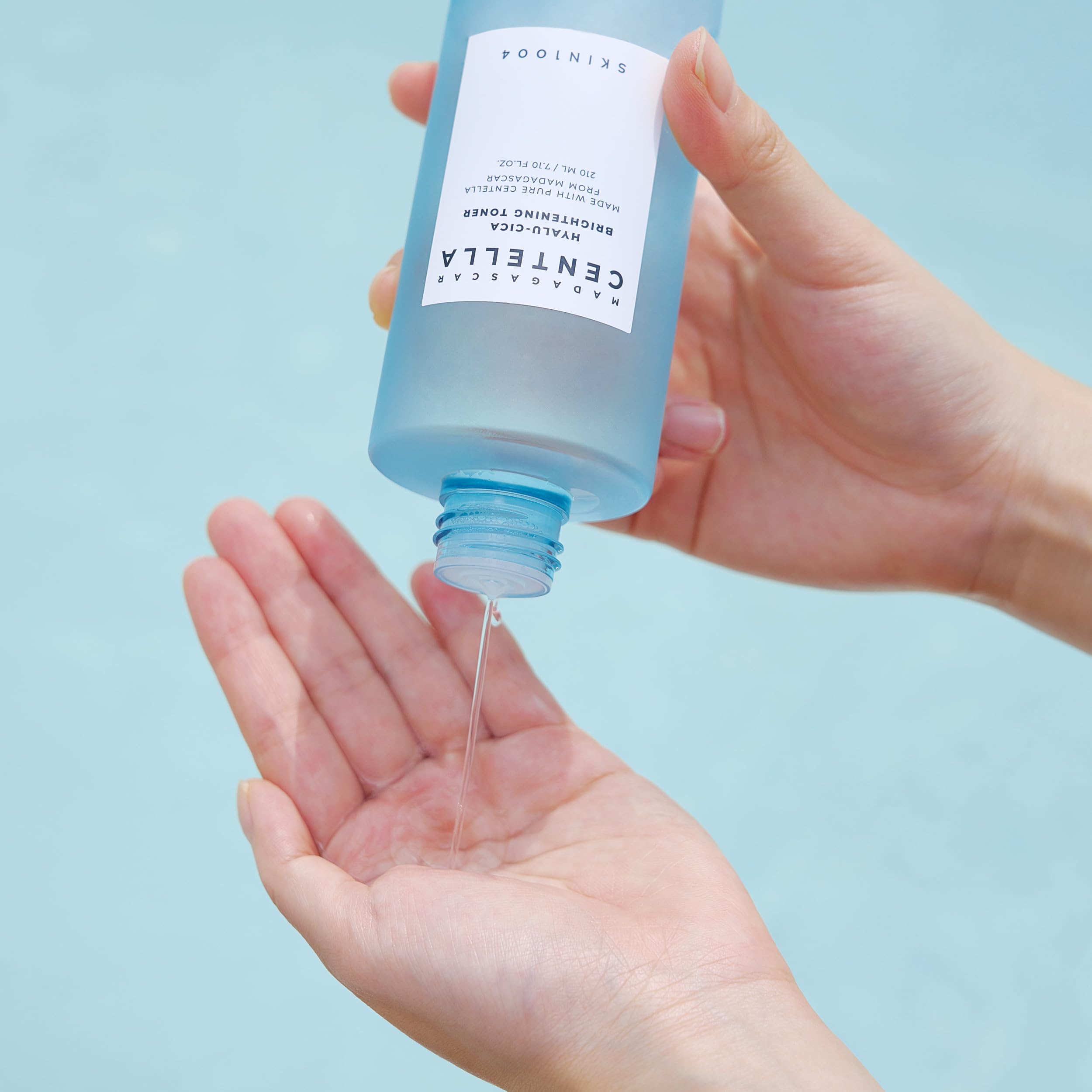 SKIN1004 Hyalu-Cica Toner, tacto suave en piel normal y sensible.