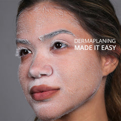 Dermaplaning razor in hand for gentle hair removal technique with SKNBODY.
