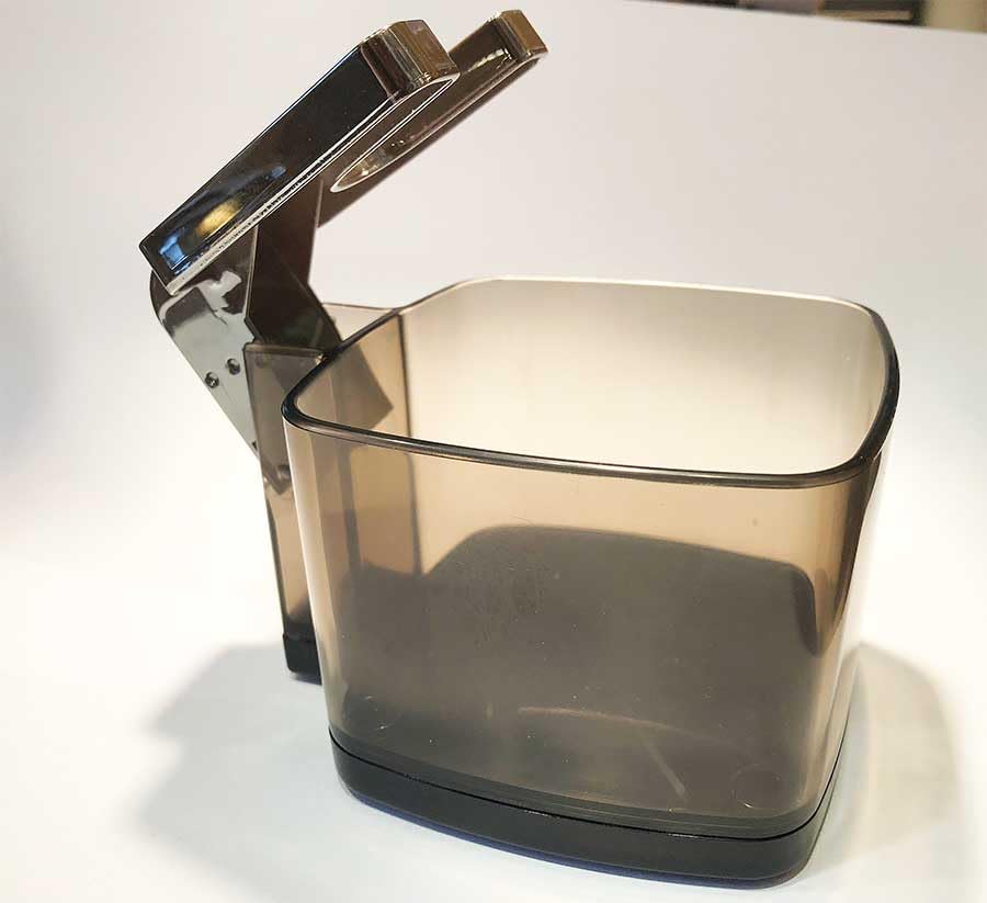 Skull Shaver Platinum Rinse Stand features a large water container for thorough rinsing.