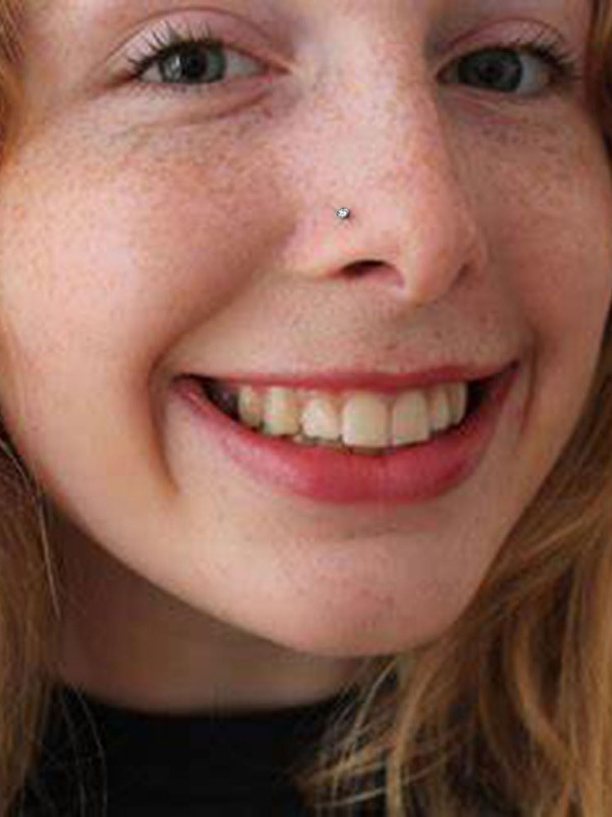 SLVIEKAE pieza zirconia cúbica y acero, acabado elegante.
