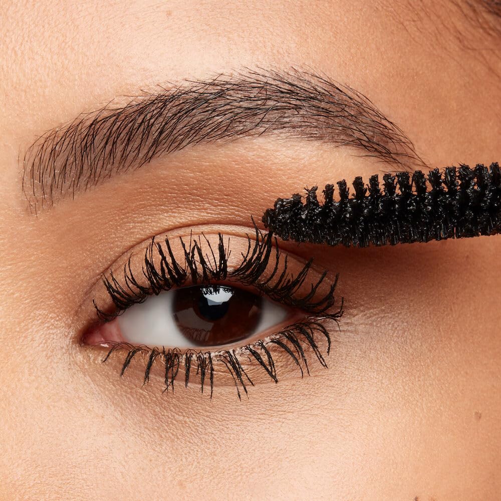 Smashbox Full Exposure Mascara glossy length on natural-looking lashes.
