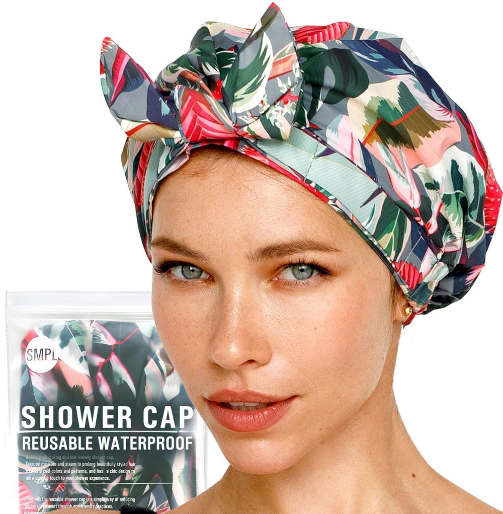 Gorro de ducha SMPL OBJECTS colocado por mujer para mantener el cabello seco