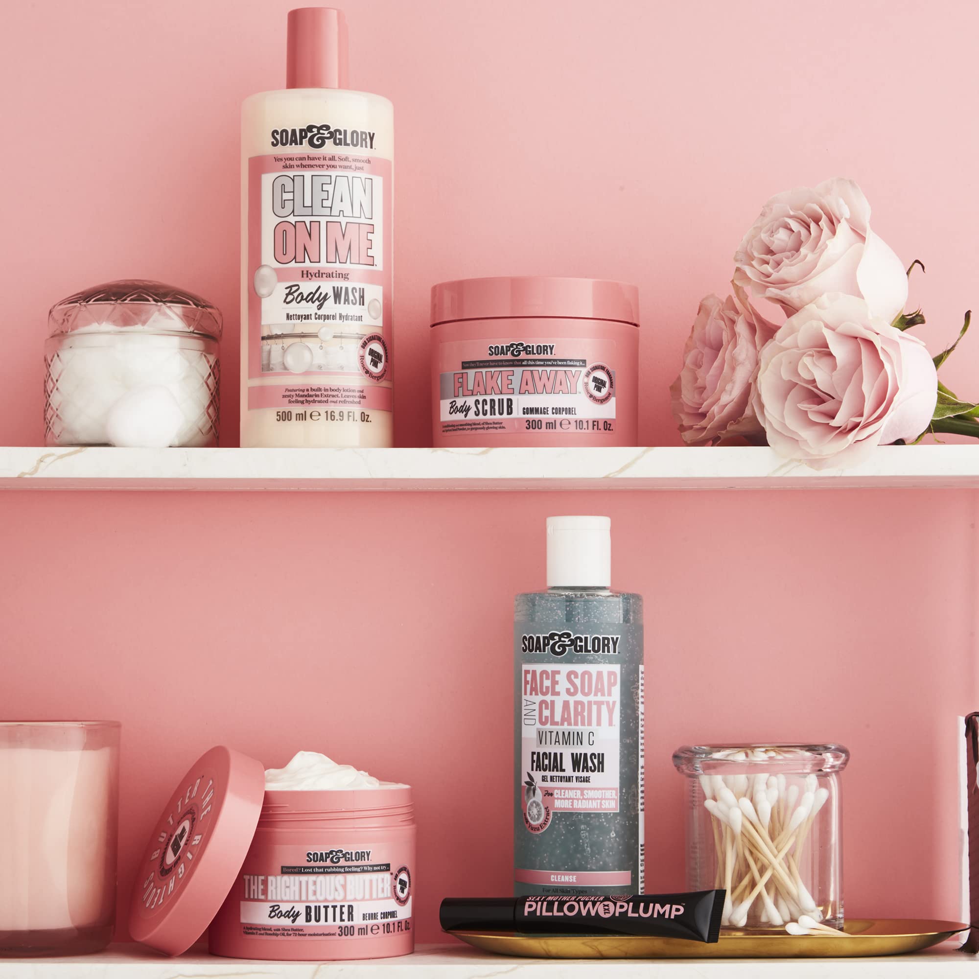 Soap & Glory Vitamina C masajeando la cara para una limpieza eficaz