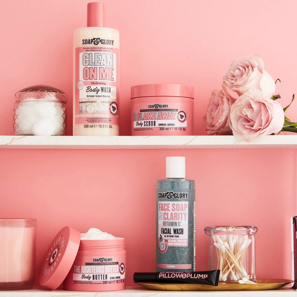 Soap & Glory Vitamina C masajeando la cara para una limpieza eficaz