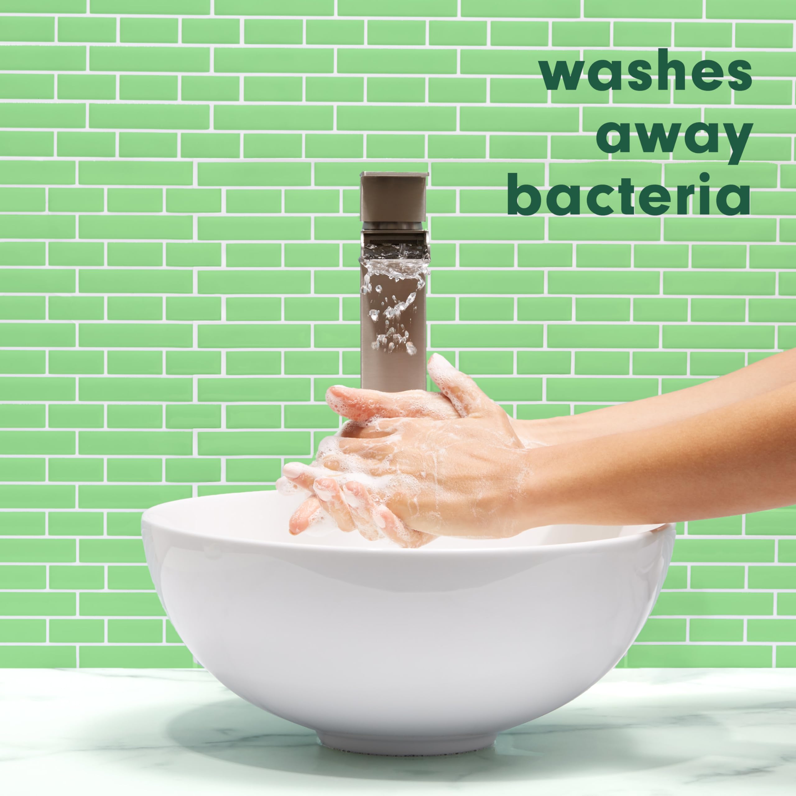 Softsoap aloe scent close-up indicating a fresh aroma during handwashing.