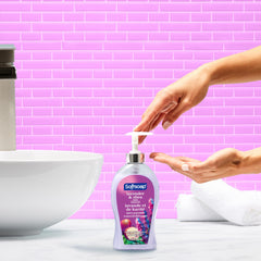 Dosis de Softsoap Lavanda y Karité en dispensador, fácil de usar.