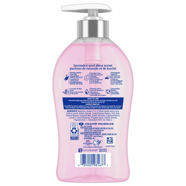 Espuma cremosa de Softsoap Lavanda y Karité cubriendo las manos.
