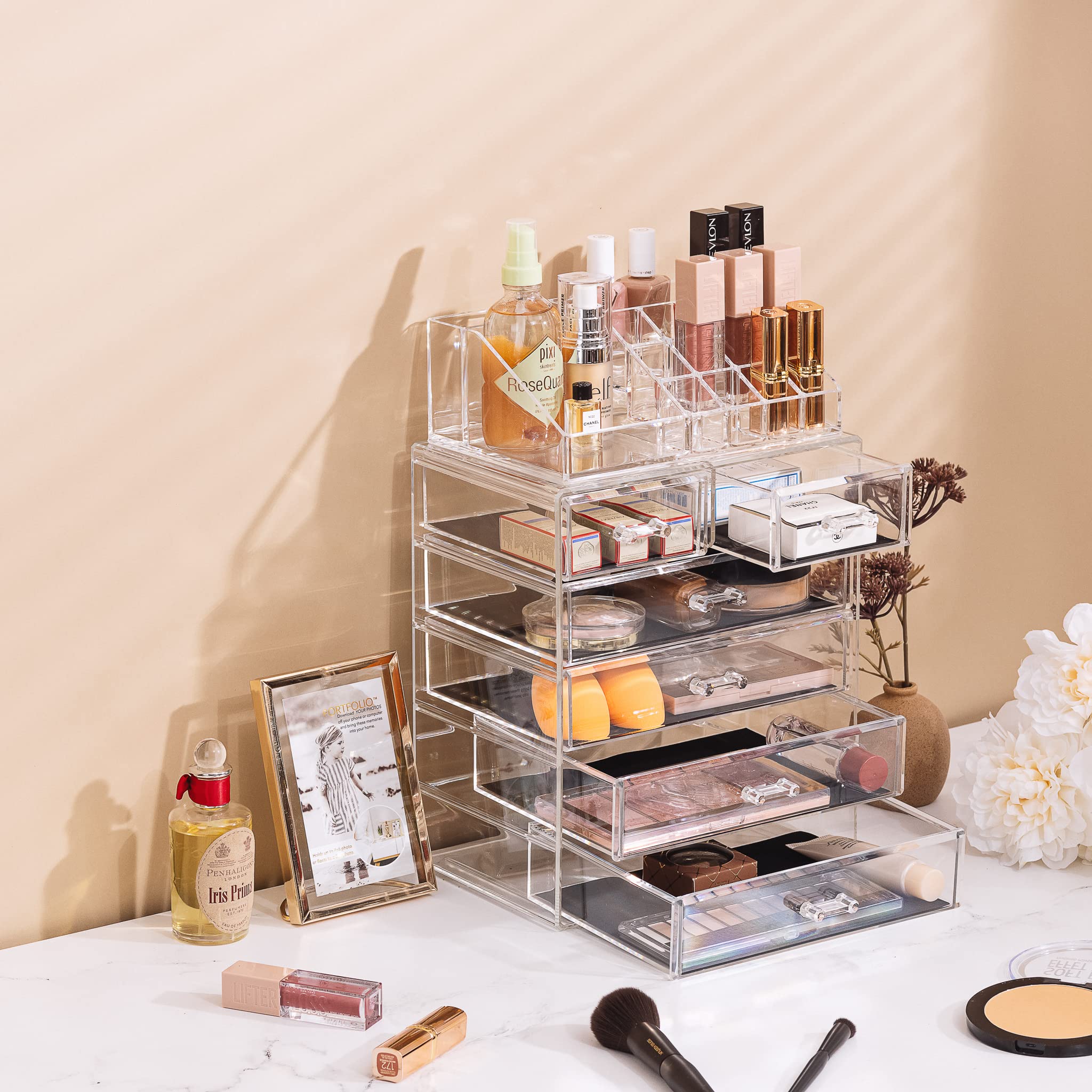 Sorbus shelf liner protects items while keeping the surface stable.