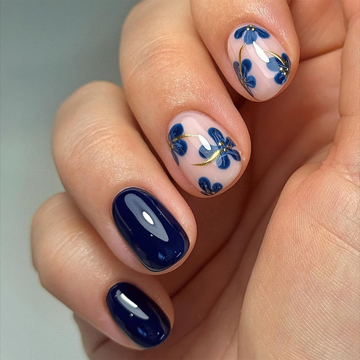 Spebozy uñas pegables cortas ovaladas con flor azul para look primaveral duradero