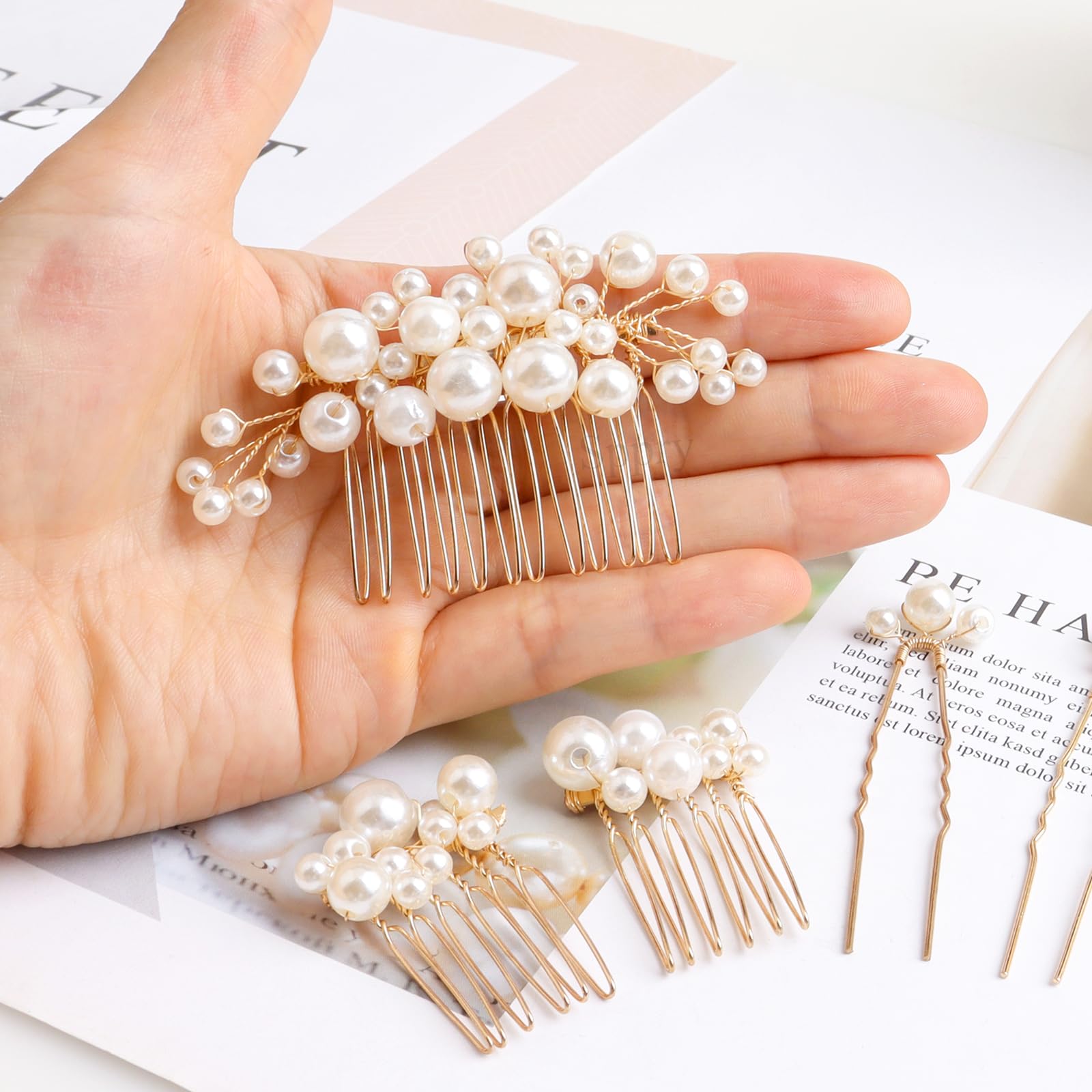 Sppry peine con perlas de distintos tamaños para look atemporal.
