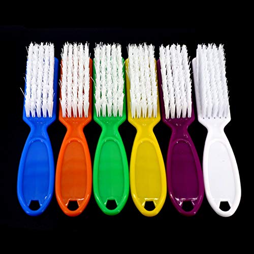 SQULIGT purple handle grip nail brush facilitates precise cleaning in small spaces.