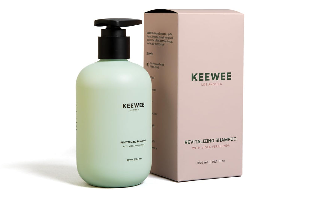 SRILabs Keewee bottle pour showing controlled cleansing for the scalp