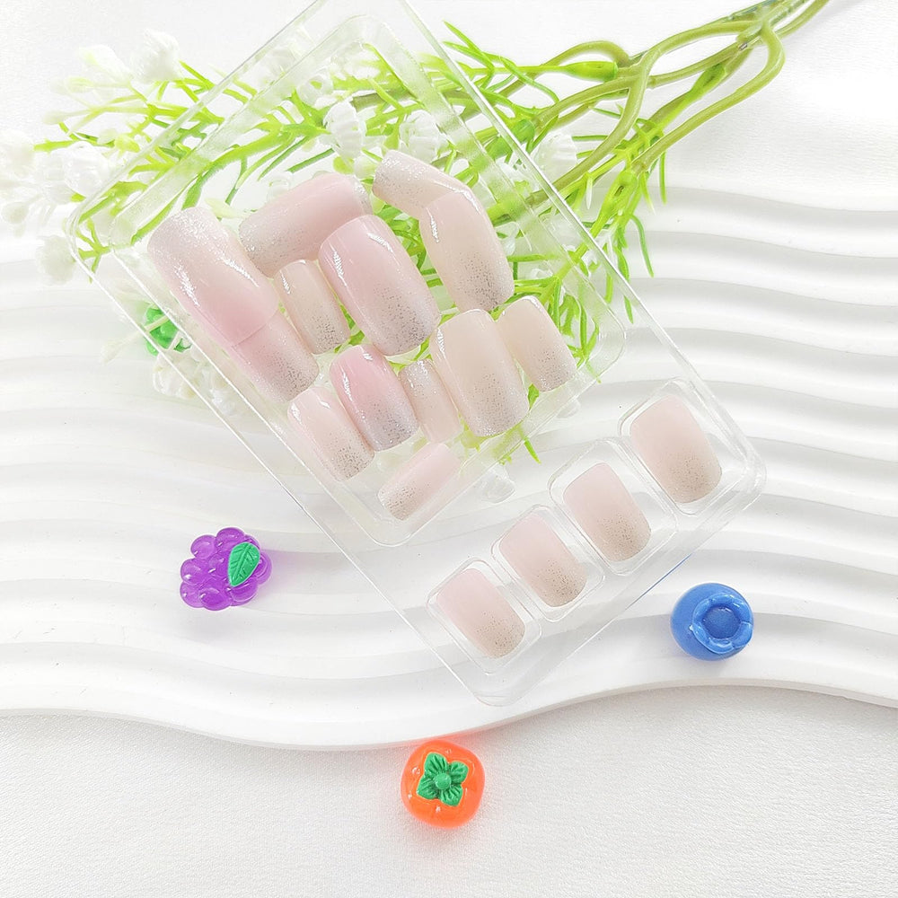 SRIMNUYY detalle plateado en las uñas para destellos elegantes.