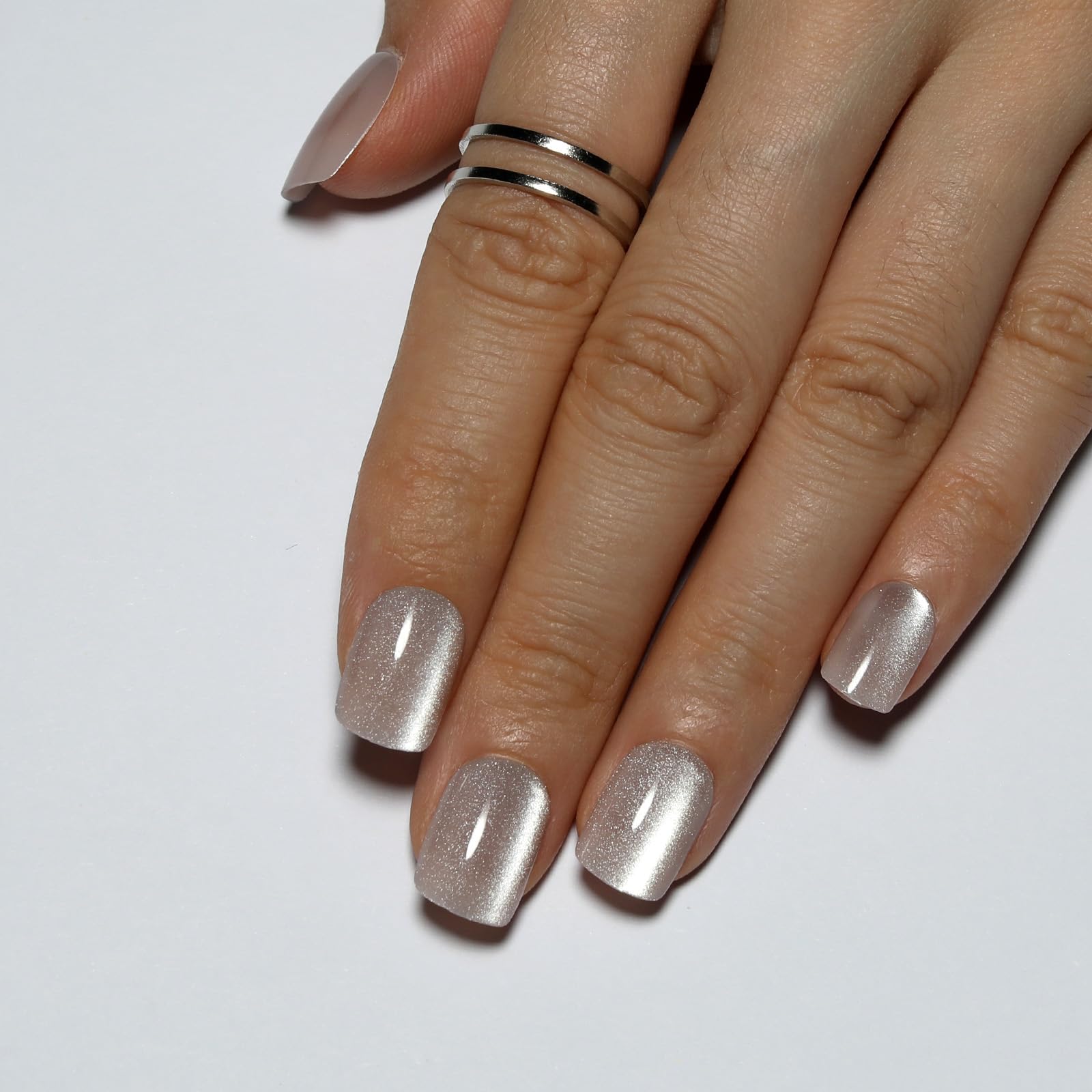 Stbisen cat eye color-shifting glow nails create dynamic shimmer with movement.