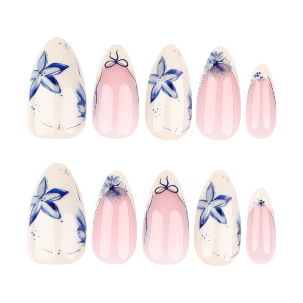 stbisen diseño pétalos azules en uñas marfil para apariencia suave