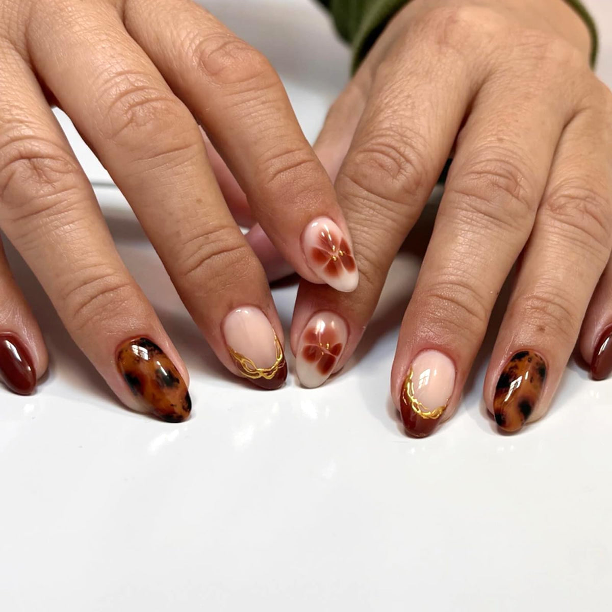 Stbisen uñas gel oval corto con frances neutro para uso diario.
