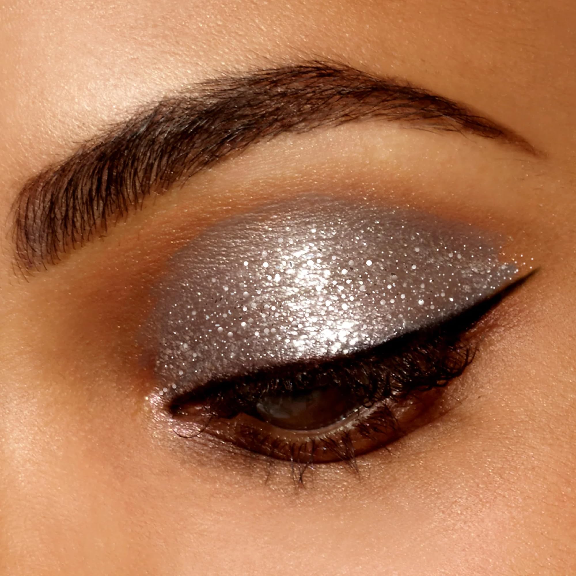 Stila Magnificent Metals brillo duradero para fiestas y eventos nocturnos.