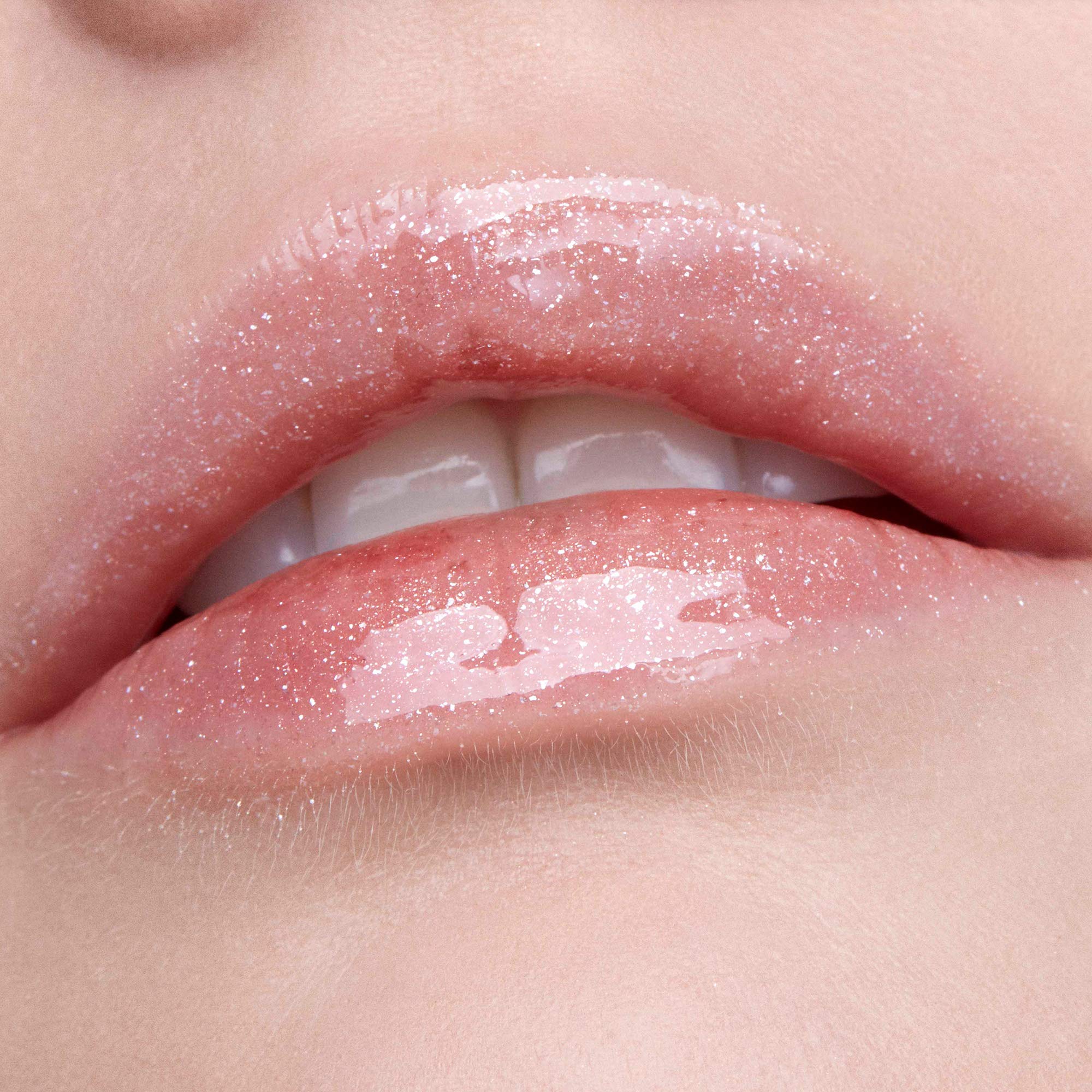Mint flavor note and shimmer in the formula for refreshing wear.