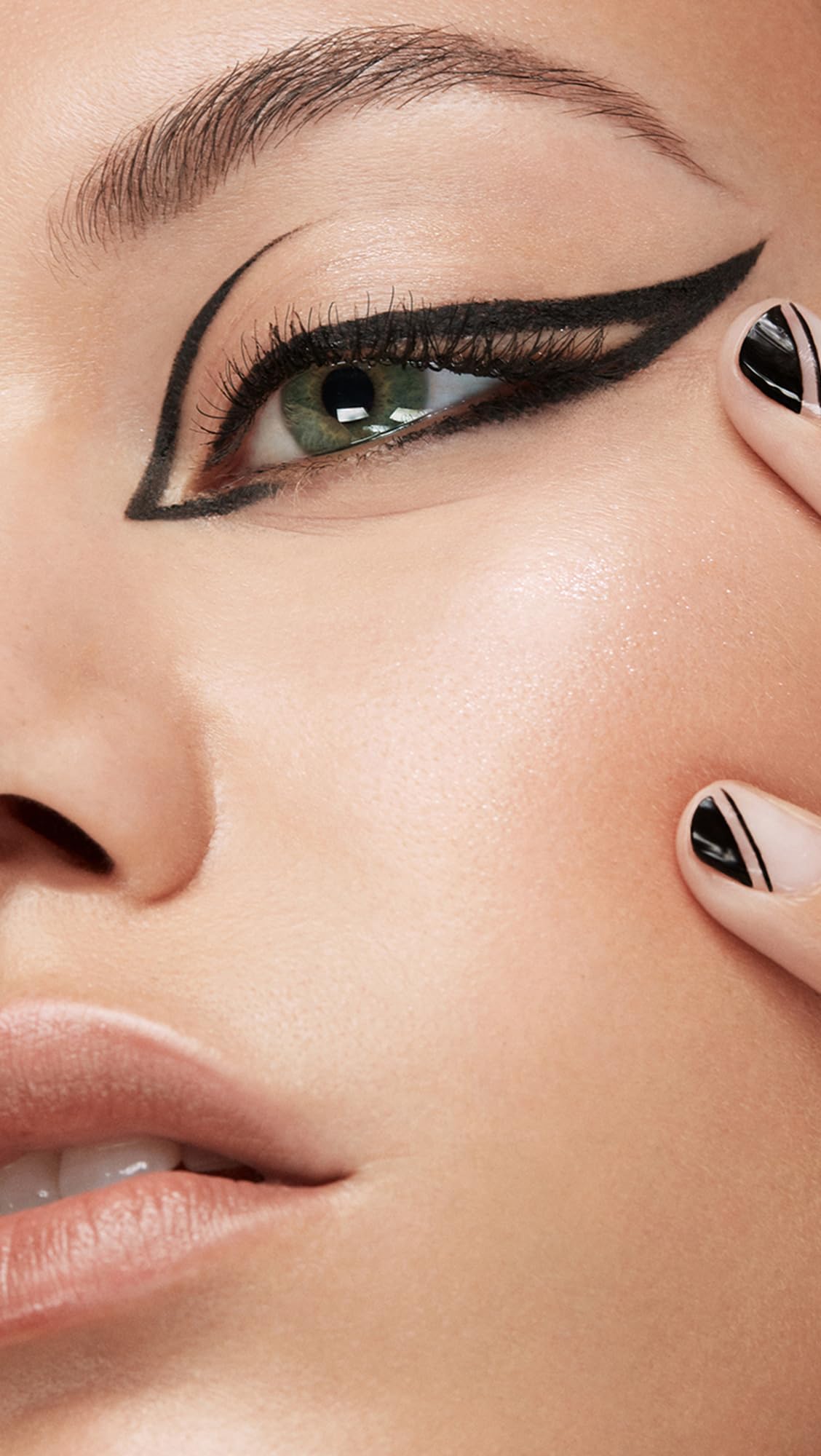 Stila Stay All Day Dual-Ended Eyeliner two-sided pen showcases versatile looks from thin to dramatic.