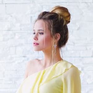 Styla Hair Blonde Magic Travel Ready keeps you stylish on the go.