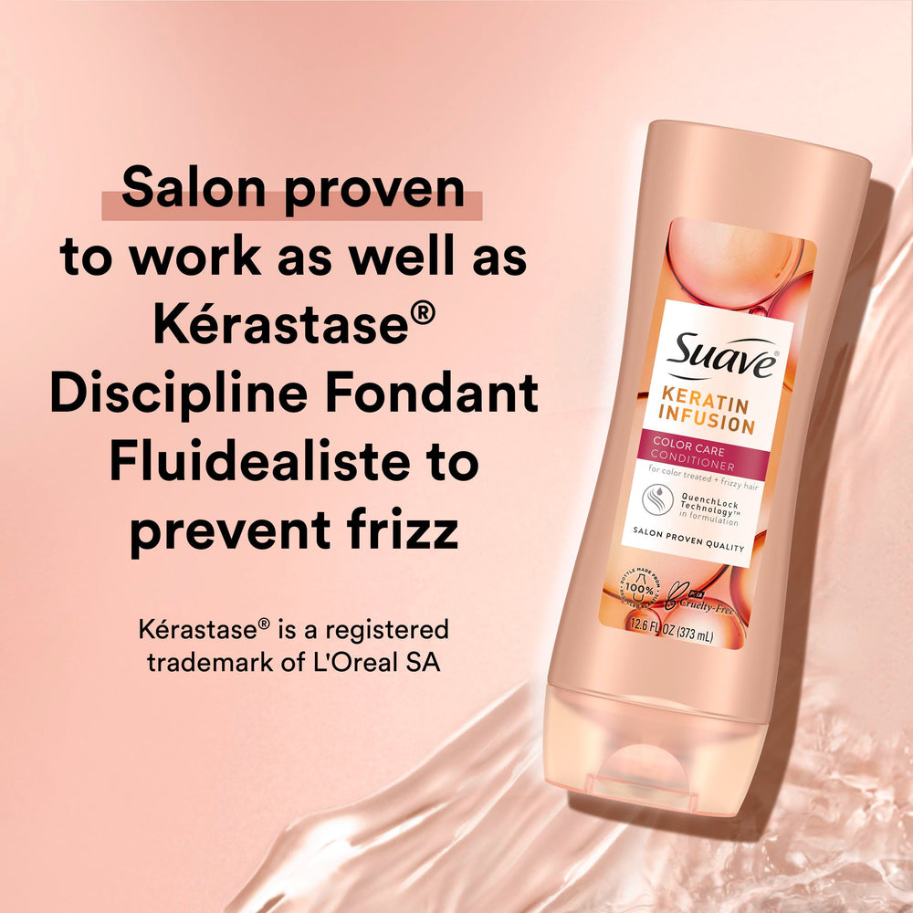 Textura cremosa del champú Keratin Infusion para una aplicación suave.