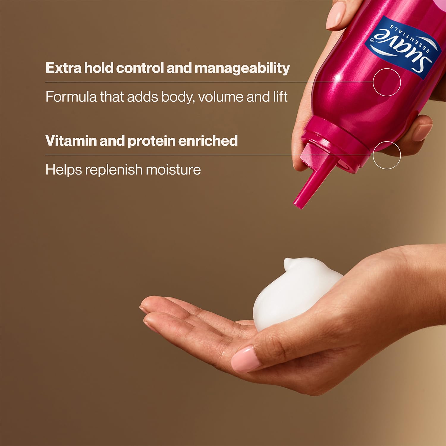 Aplicación con las manos distribuyendo la mousse de forma uniforme